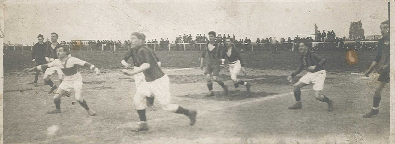 Match de football de la JAA (jeunesse athlétique armentiéroise) [au stade municipal]