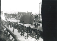 Foule observant l'envol d'un ballon dirigeable (montgolfière) sur la Grand'Place