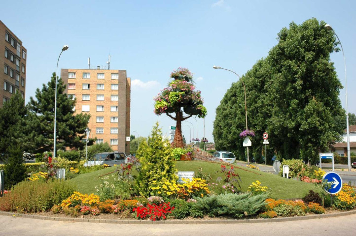 Aménagement floral du rond-point des combattants d'Indochine à l'occasion de « La ville en fleurs »