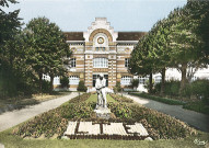 Allée principale du lycée Gustave Eiffel