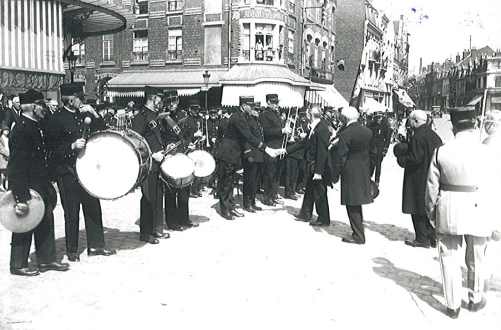 Charles Conem passant en revue les sociétés musicales