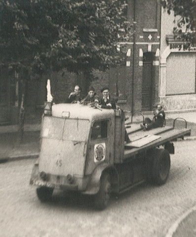 Résistants des Forces Françaises de l'Intérieur (FFI) à bord d'un camion « Motte-Cordonnier » rue du faubourg de Dunkerque