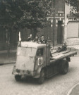 Résistants des Forces Françaises de l'Intérieur (FFI) à bord d'un camion « Motte-Cordonnier » rue du faubourg de Dunkerque
