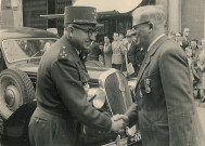 Georges Vankemmel et le général Koenig se serrant la main lors de la cérémonie de remise de la croix de guerre