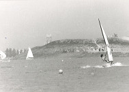 Plan d'eau et planches à voile à la base des Prés du Hem