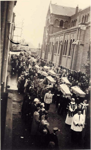 Cortège de funérailles des FFI morts pendant les combat de la libération à l'église Notre-Dame de Bonsecours