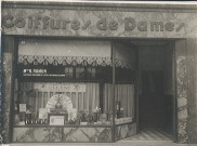 Façade d'un salon de coiffure pour dames