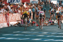 Sprint final et chute d'un coureur, tour de France