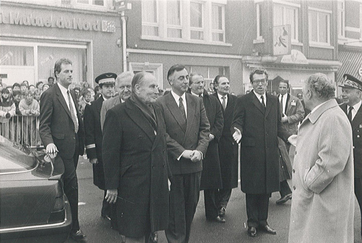 Arrivée de François Mitterrand place du Général de Gaulle