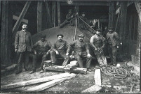 Ouvriers posant sur une cuve de brassage en cours d'installation à la brasserie Motte-Cordonnier