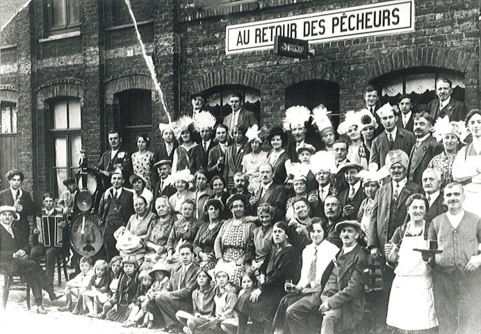 Groupe de personnes déguisées devant le café « Au retour des pêcheurs »