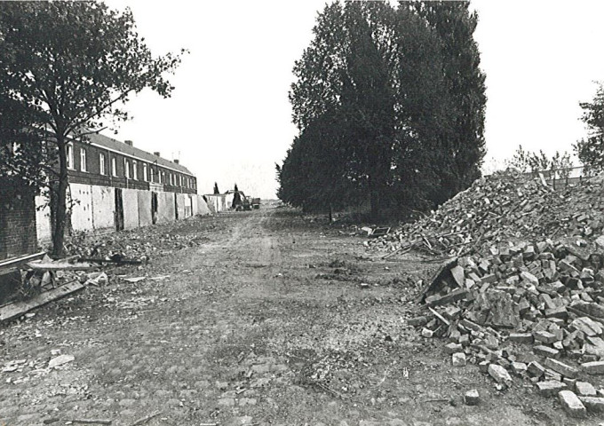 Démolition de bâtiments de la briqueterie Debosque