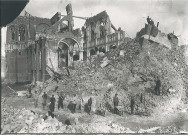 Ouvriers déblayant les ruines de l'église Saint-Vaast