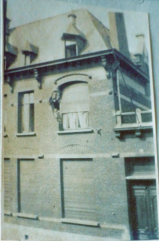 Façade de la maison Lescornez touchée par un obus