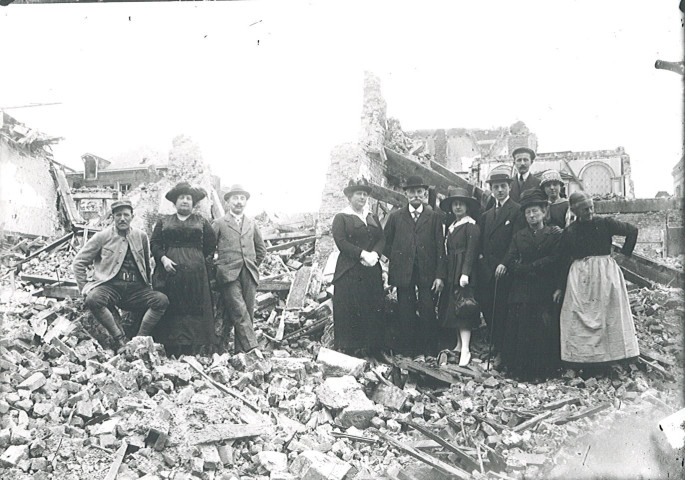 Groupe posant dans les ruines d'une habitation