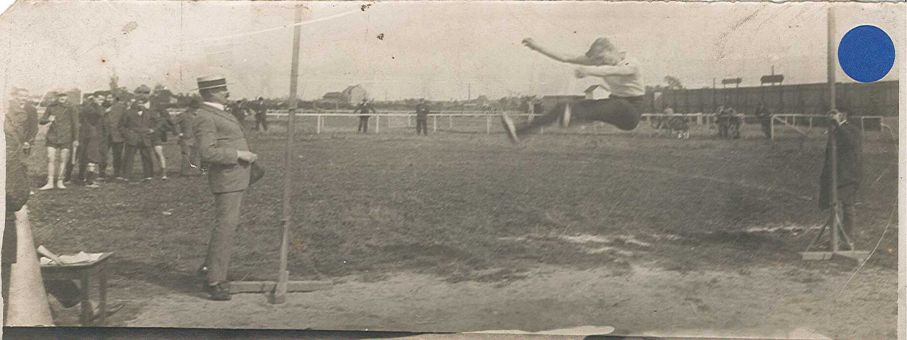 Compétition de saut en hauteur de la JAA (jeunesse athlétique armentiéroise) [au stade municipal]