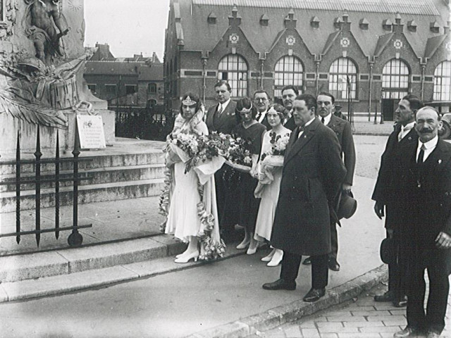 Reine des Nieulles et ses dauphines posant devant le monument aux morts avec le comité d'organisation