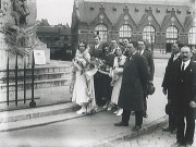 Reine des Nieulles et ses dauphines posant devant le monument aux morts avec le comité d'organisation