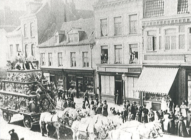 Char folklorique tiré par des chevaux défilant dans la rue