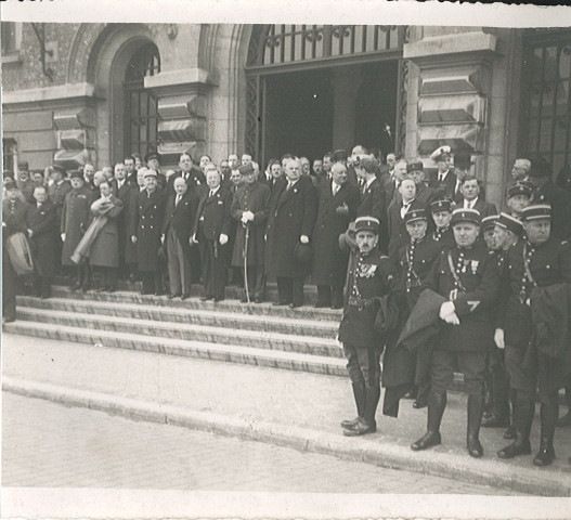 M. Julien, ministre des postes et télécommunications, et un groupe posant sur le perron de l'hôtel de ville pour le cinquantenaire de l'école nationale professionnelle